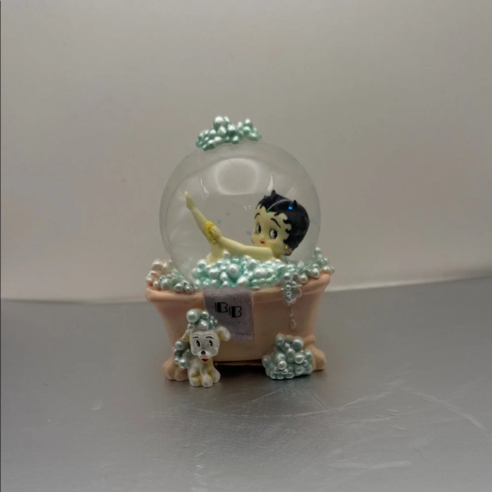 Betty Boop Bubble Bath Snowglobe - Picture 6 of 6